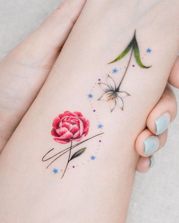 Flowers and star tattoo by @zihong_tattoo