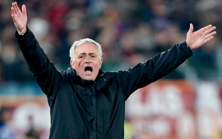 HLV Mourinho chê các cầu thủ Roma thi đấu hời hợt