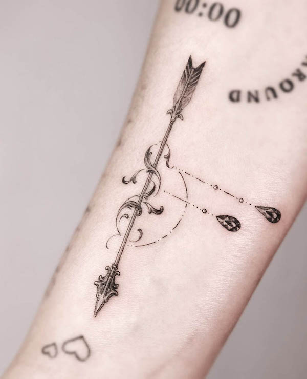 Antique arrow tattoo by @auua.tattoo