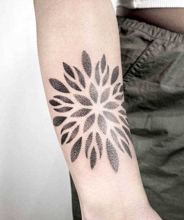 Simple black and grey mandala tattoo by @geli.ileg