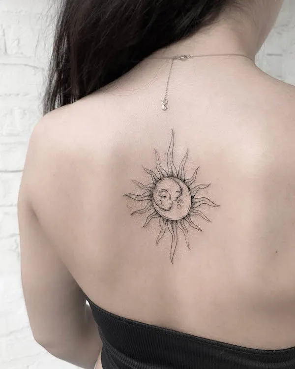 Hình xăm mặt trời và mặt trăng đậm ở lưng của @looka.tattoo