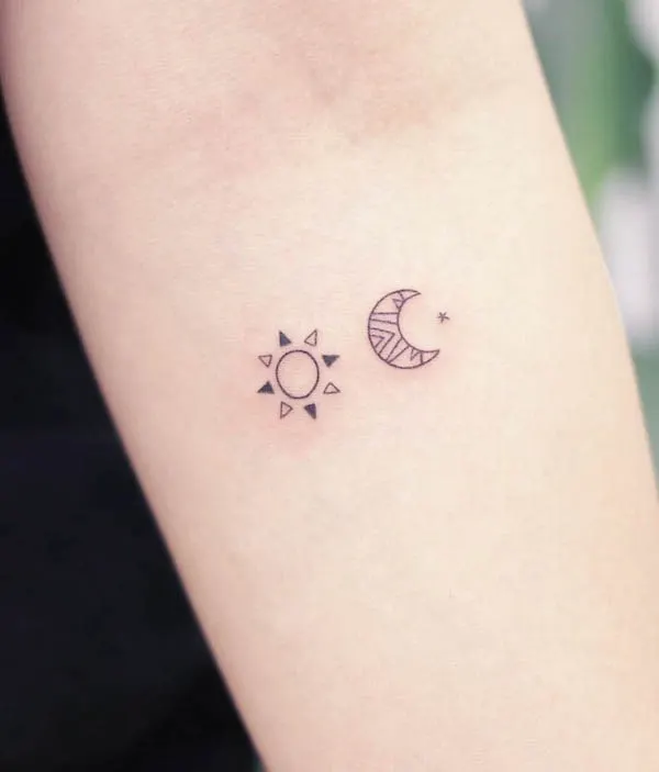 Hình xăm mặt trời và mặt trăng nhỏ dễ thương của @wittybutton_tattoo