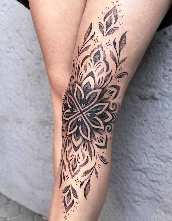 Flower pattern knee tattoo by @noomitattoo