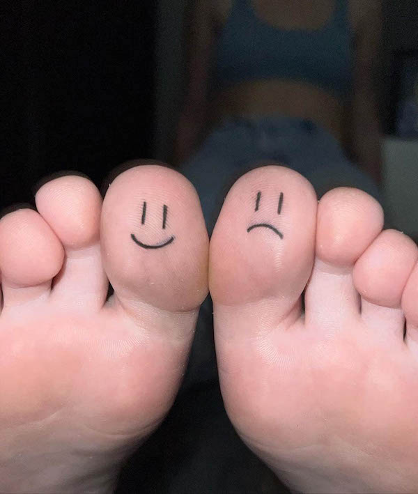 Happy face and sad face toe tattoos by @avatarom