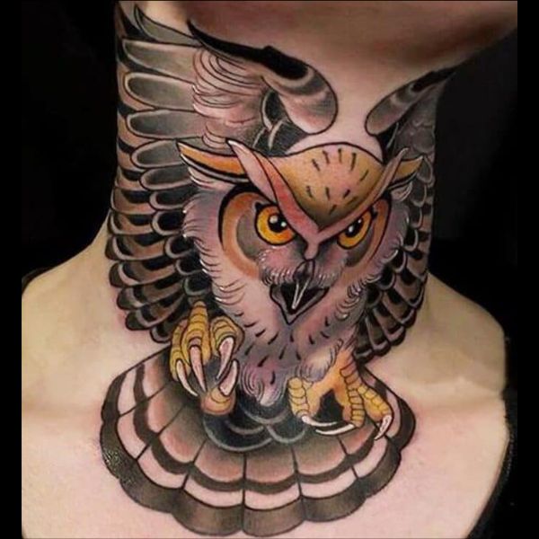 Tattoo ở cổ cú mèo có màu