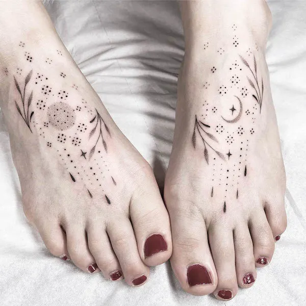 Hình xăm chân mặt trời và mặt trăng phức tạp của @madameluw.tattoo