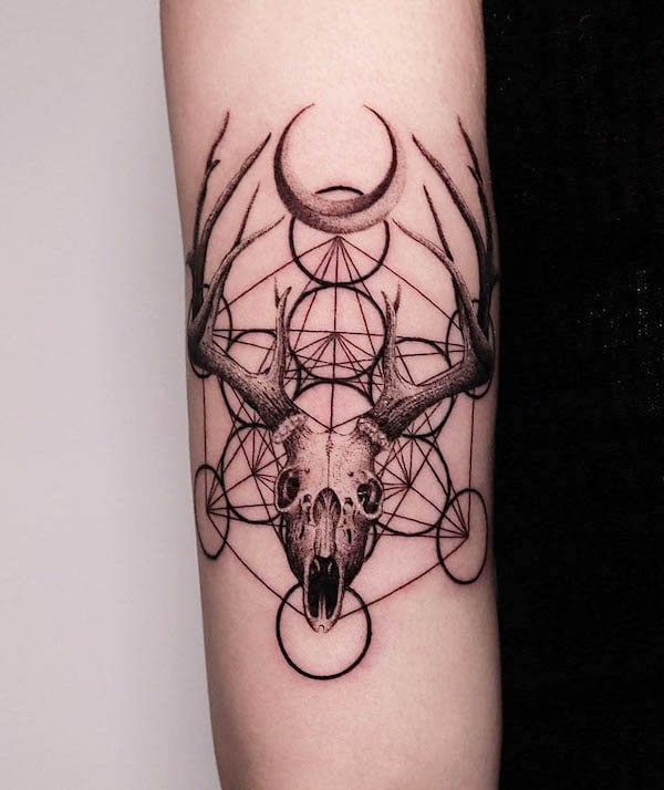 Metatron‘s cube and deer skull tattoo by @kuropattern