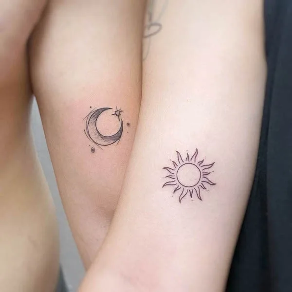 Hình xăm mặt trời mặt trăng tối giản của @tattooist.linhbee