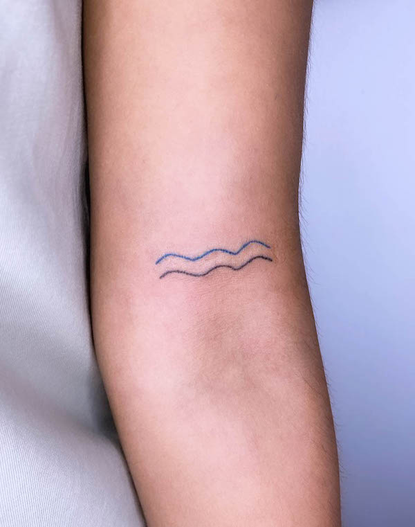 Minimalist wave tattoo by @ayvak.aart