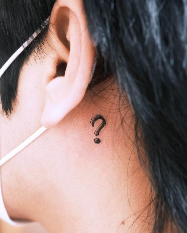 Question mark behind the ear by @tattooist_soma