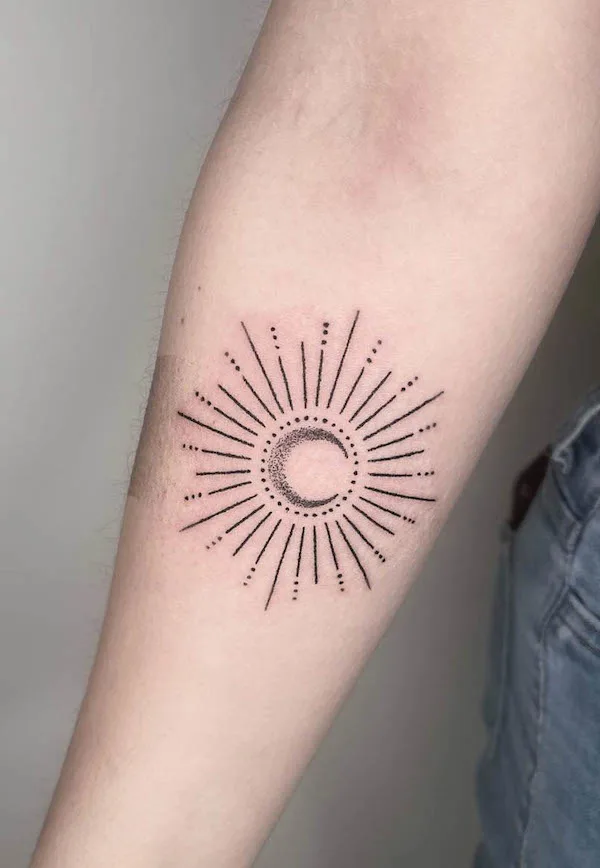 Hình xăm mặt trời và mặt trăng tỏa sáng của @marketa.handpoke