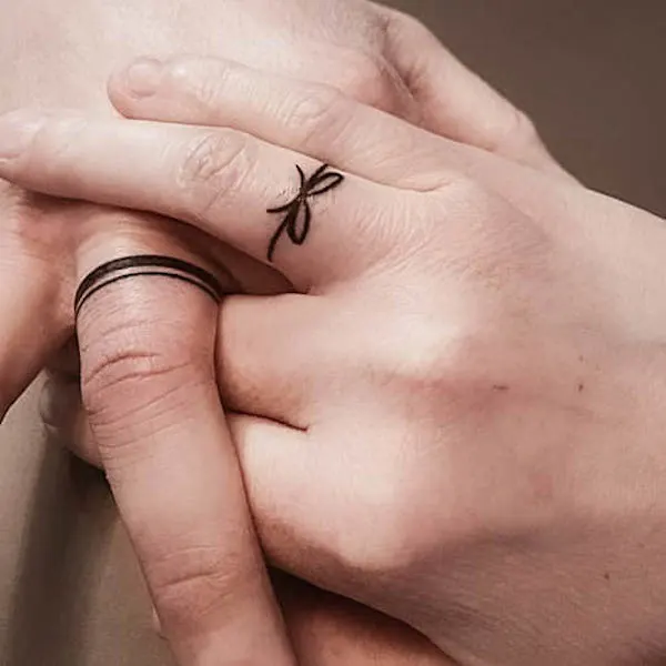 Ring finger tattoo by @mundustattoo