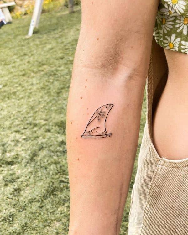 Shark fin tattoo by @laribnv