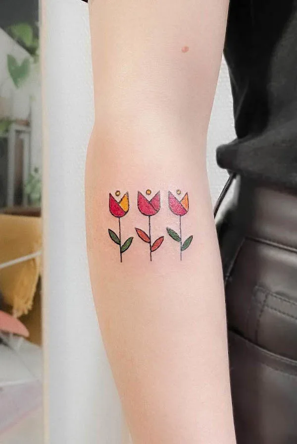 Simple flowers on the arm by @lisa.mimoza