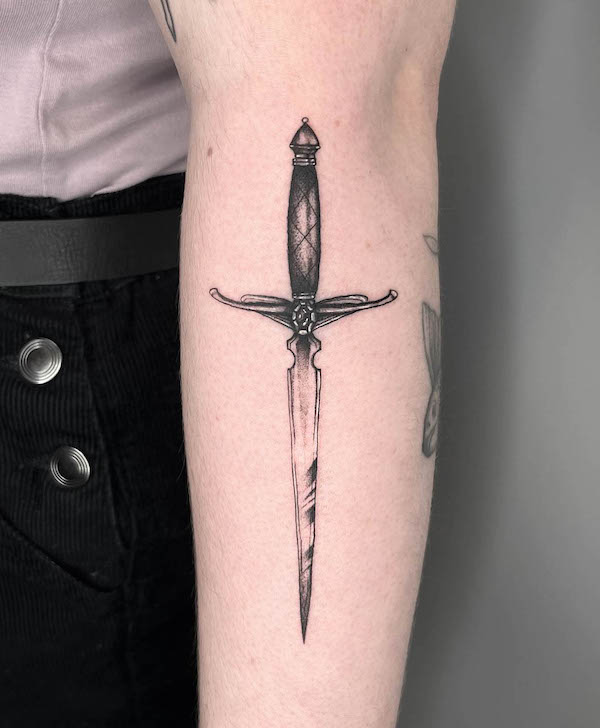 Sleek dagger on the forearm by @joearizmenditattoo