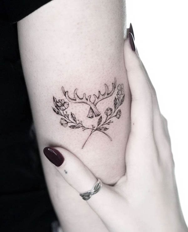 Small botanical deer antler tattoo by @maryrain.tattoo