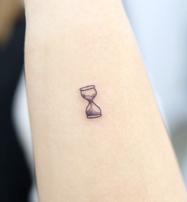 Small hourglass tattoo by @wittybutton_tattoo