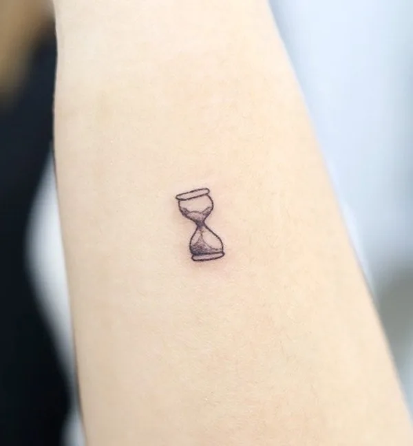 Small hourglass tattoo by @wittybutton_tattoo