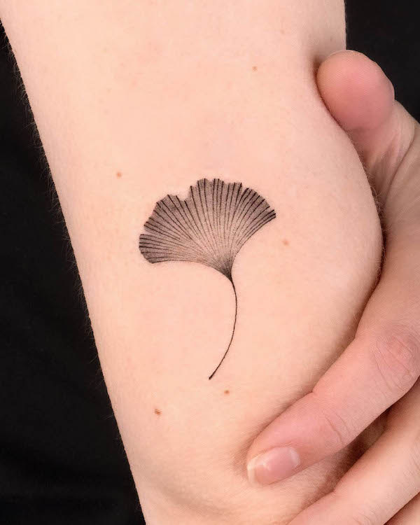 Small leaf tattoo by @choiyun_tattoo