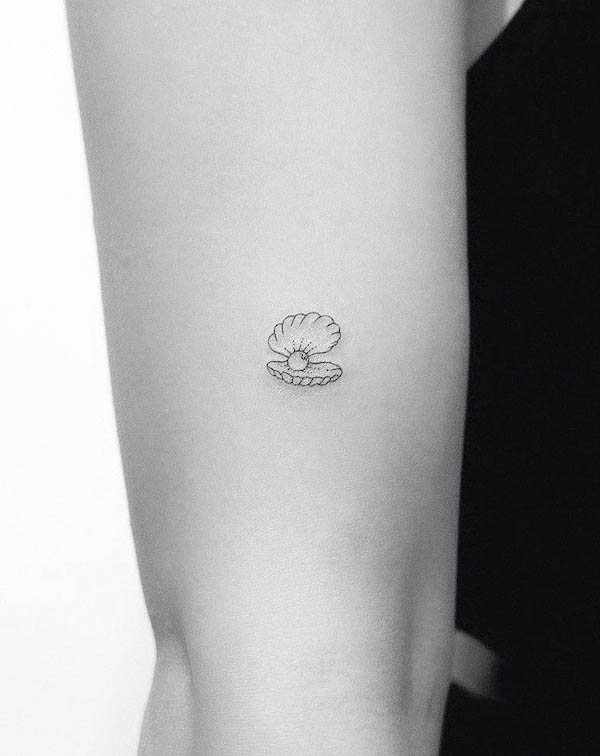 Small pearl tattoo by @seung_tattoo