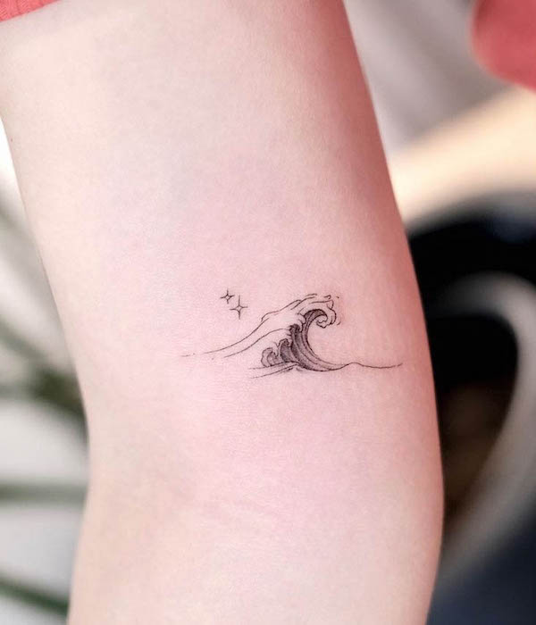 Small wave tattoo by @cancho.mini_