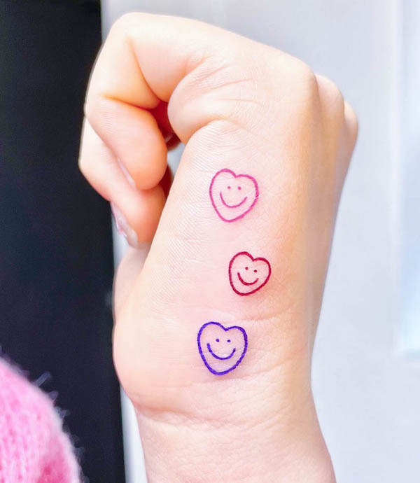 Smiley hearts hand tattoo by @soy_tattoo_