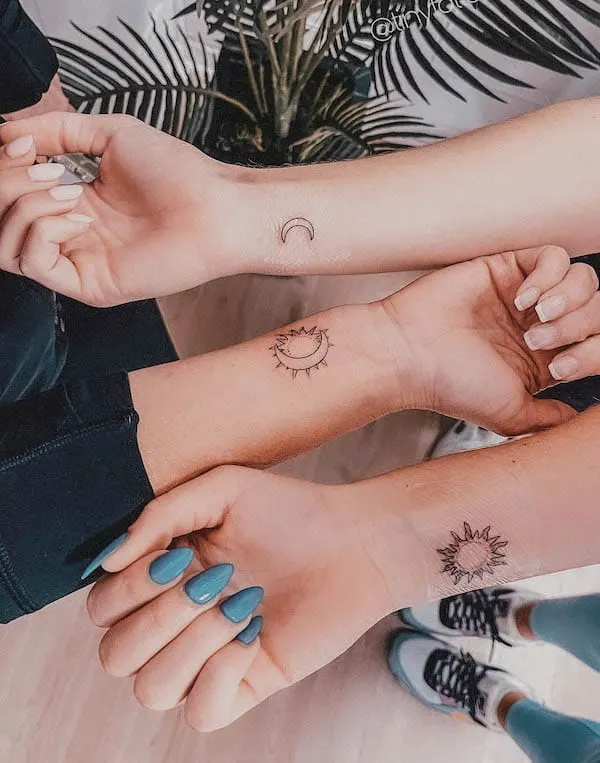 Hình xăm mặt trời và mặt trăng cho ba người bởi @tinytattoos_feathertouch