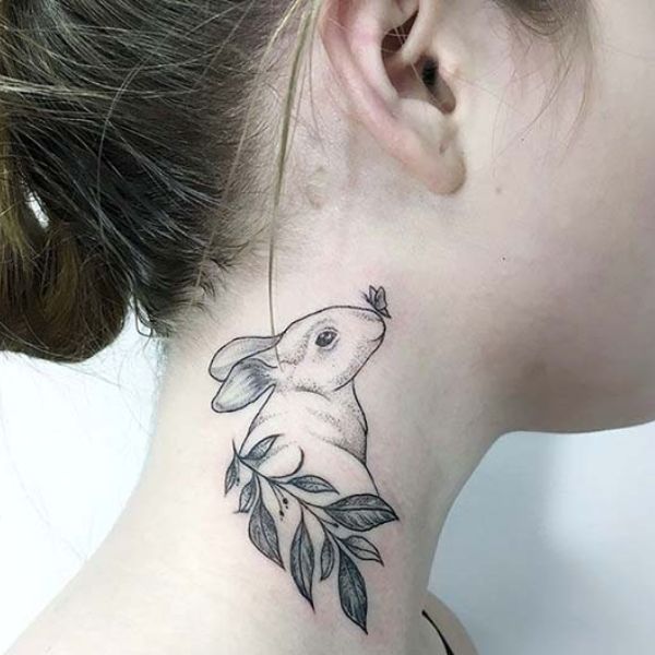 Tattoo con thỏ ở cổ