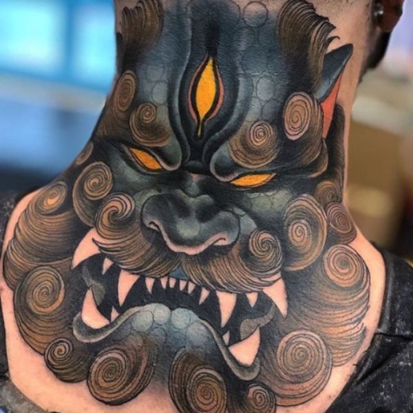 Tattoo mặt quỷ ở cổ