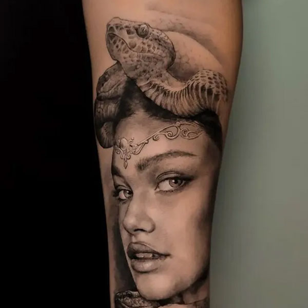 Tattoo medusa cánh tay đẹp