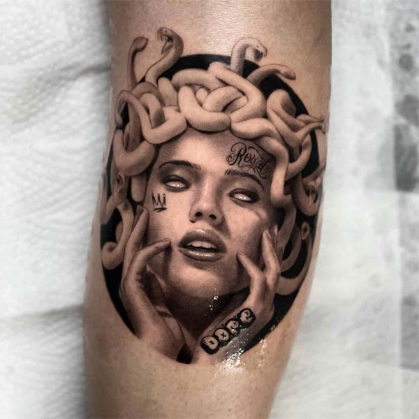 Tattoo medusa mini ở chân đẹp