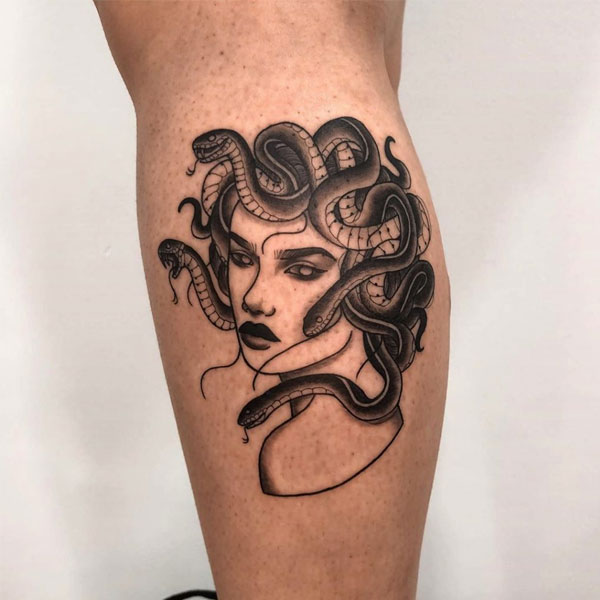 Tattoo medusa mini ở chân