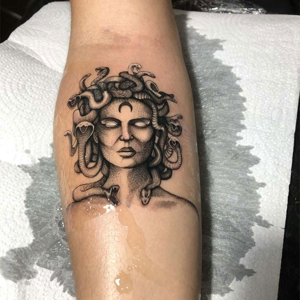 Tattoo medusa nhỏ ở chân