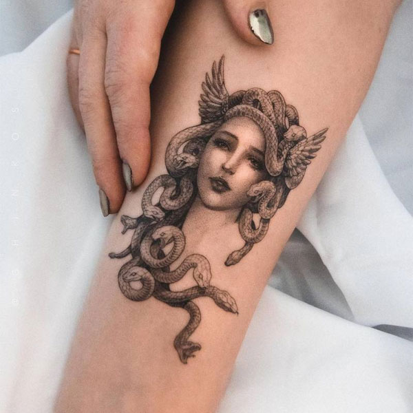 Tattoo medusa nhỏ ở tay