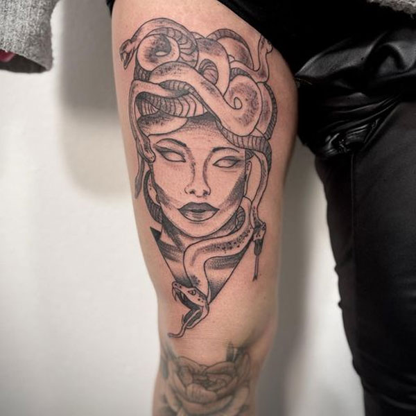 Tattoo medusa ở chân đẹp