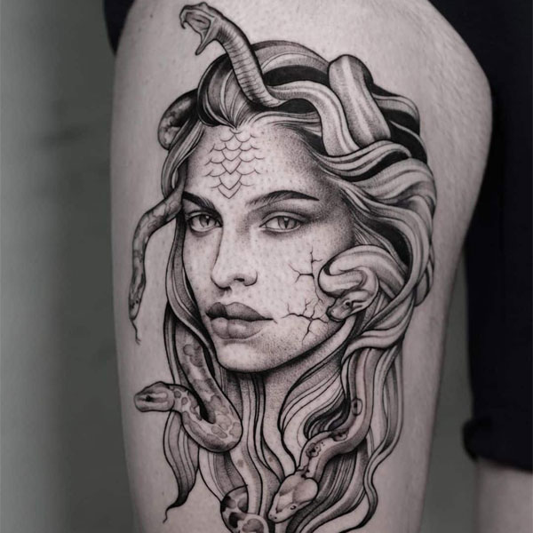 Tattoo medusa ở đùi