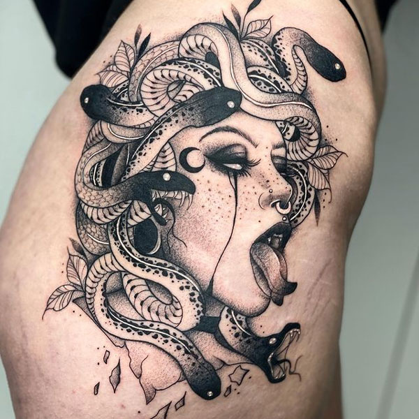 Tattoo medusa ở hông đẹp