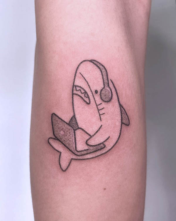 The online surfing shark tattoo by @pigeonpokes