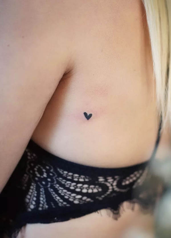 Tiny heart tattoo by @traitsdunion_tattoo