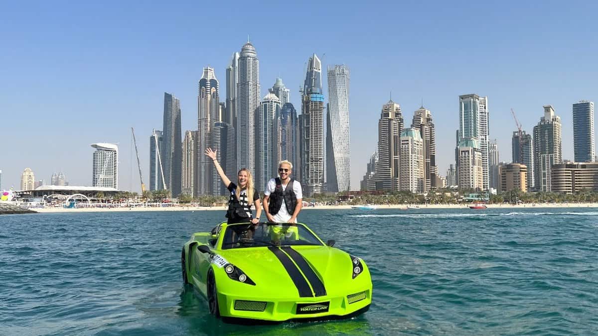 Une supercar mais un bateau - vous pouvez désormais conduire une Ferrari ou une Chevy Corvette sur l&#039;eau.