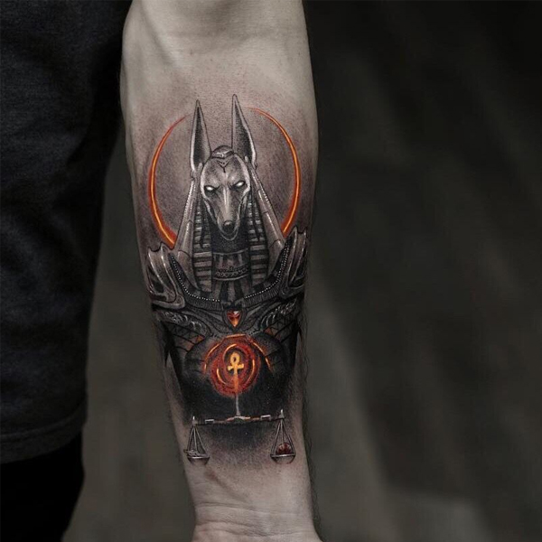 Tattoo anubis cánh tay