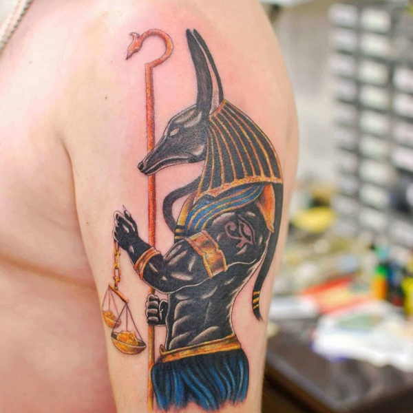 Tattoo anubis ở bắp tay