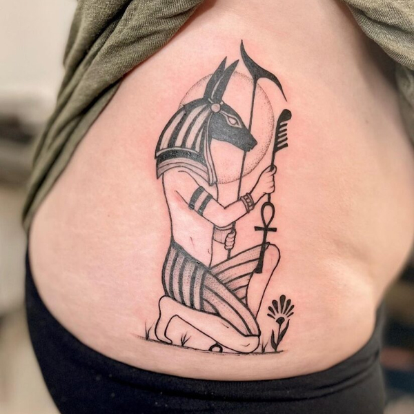 Tattoo anubis ở eo