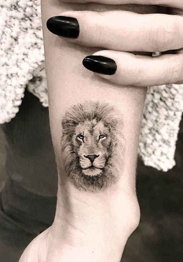 Sleek lion tattoo on the wrist by @chiquinhogtattoo