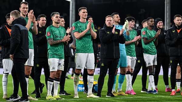 players clap fans fulham