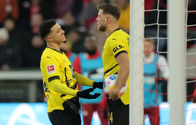 Sancho lại gây ra tranh cãi trong trận đá chính đầu tiên cho Dortmund