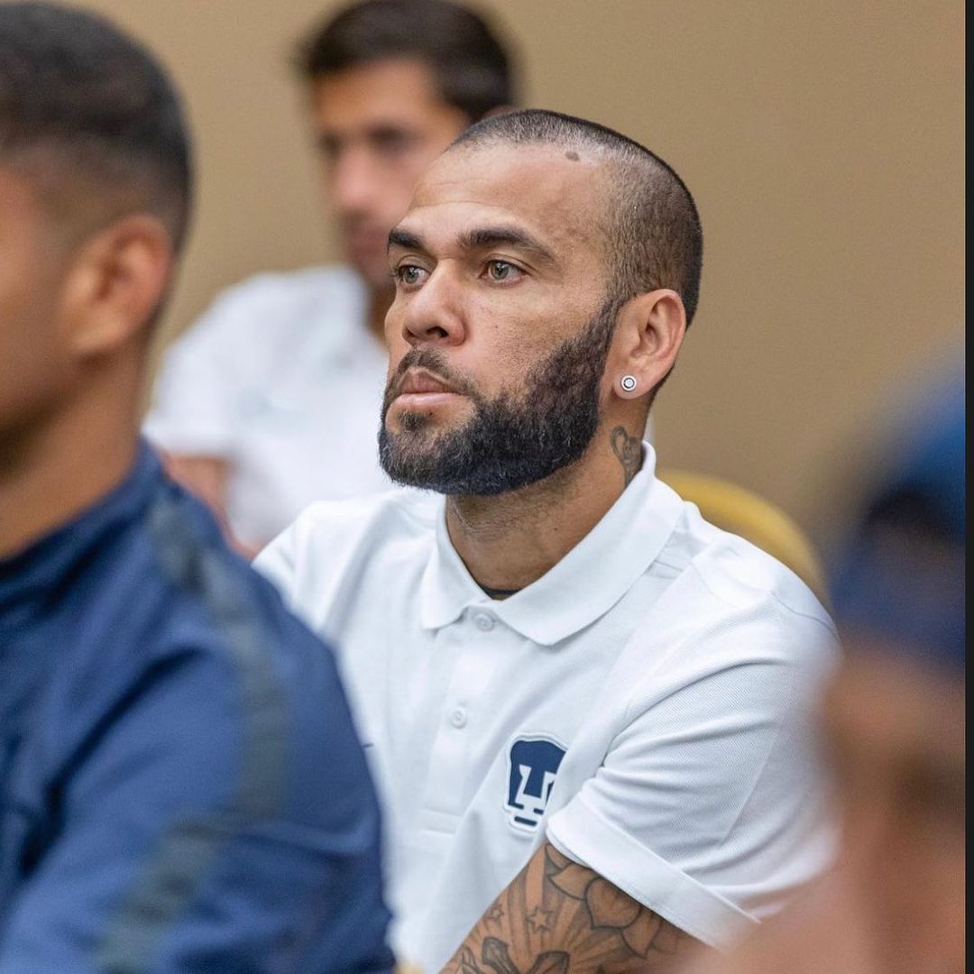 Alves pasó por al lado de la víctima cuando estaba llorando y contándole lo ocurrido al jefe de la sala