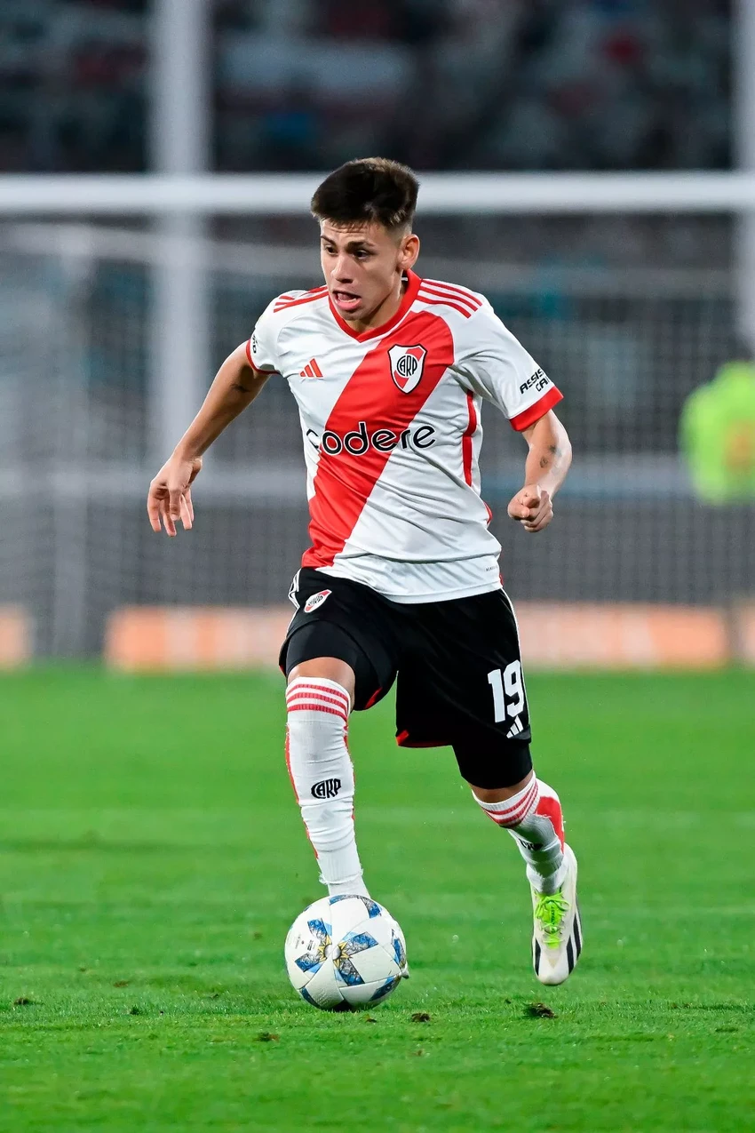 Echeverri-river-plate-man-city.jpg