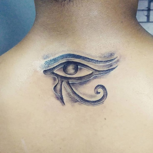 Hình xăm con mắt thần horus ở gáy nam