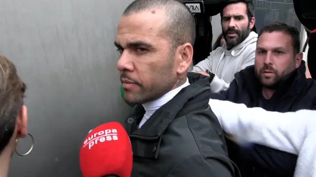 Dani Alves se refugia en su chalet de lujo: flores, comida a domicilio y mucha prensa en la puerta tras salir de prisión